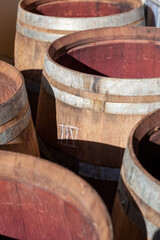 Botti, barrique, di legno per la conservazione e l'invecchiamento di vini. Luce autunnale
