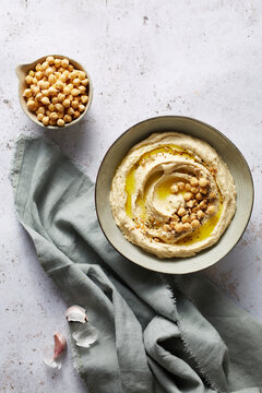 Hummus in bowl with oil and chickpeas