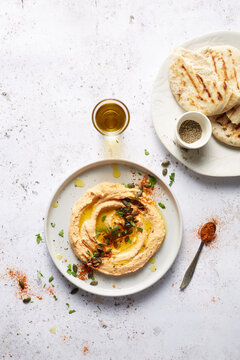 Hummus with flatbreads, olive oil and paprika