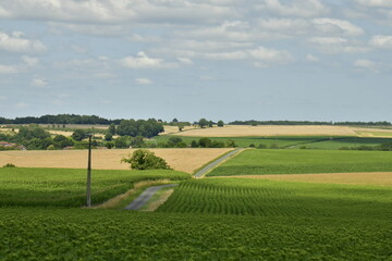 Contraste de luminosité entre les zones d'ombres sous les nuages et celles ensoleillée sur les champs d'agriculture à perte de vue entre le Puy de Versac et le bourg de Fontaine au Périgord Vert 
