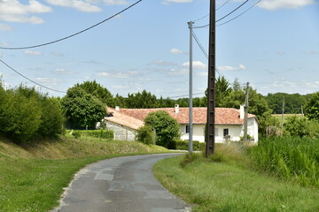 Route de campagne vers un lotissement rural au bourg de Champagne au Périgord Vert  © Photocolorsteph