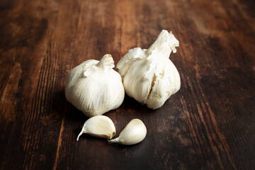 dried garlic bulbs on a wooden background