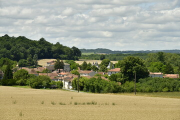 Le bourg de Champagne entre bois et champs sous un ciel nuageux au Périgord Vert 