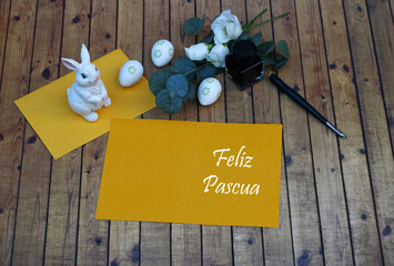 Carta con saludos de Pascua: En una tarjeta está el texto Feliz Pascua con pluma estilográfica,...