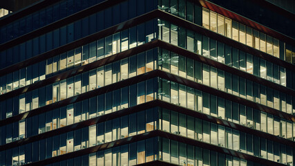 Fototapeta premium Arquitectura con estructuras modernas en la hora azul en la impresionante ciudad de Barcelona