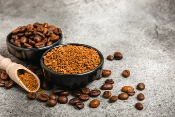 Crédence de cuisine en verre imprimé Bar a café Instant coffee grains and coffee beans in bowls on a black marble background. Hot drink ingredients. Instant coffee on the table. Espresso. Place for text. Place to copy. Banner.