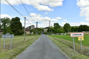 Route de campagne sous les cumulus de beau temps aux environs du bourg de Champagne au Périgord Vert  © Photocolorsteph