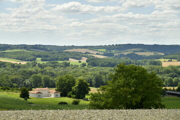Naklejka premium La campagne aux environs de Vendoire entre bois et prairies au Périgord Vert 