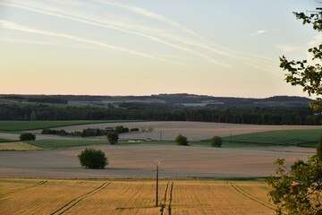 Paysage rural sous le coucher de soleil près du bourg de Champagne au Périgord Vert 