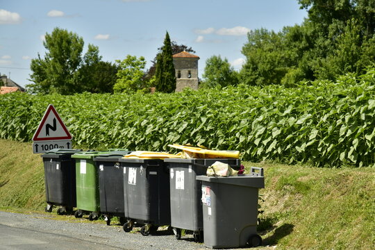 L'un des coins pour ordures au bourg de Vendoire au P&eacute;rigord Vert 