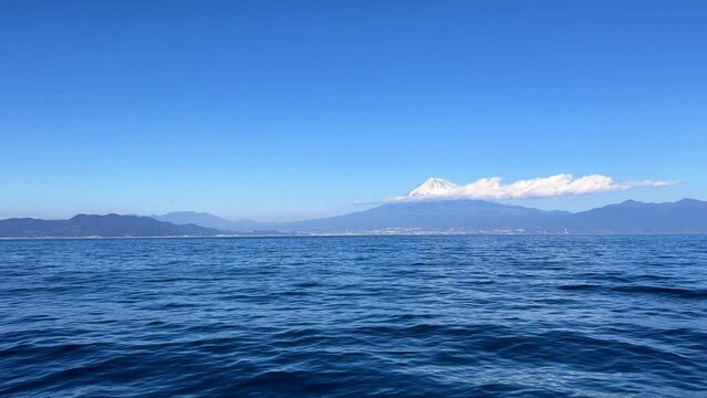 駿河湾を行く駿河湾フェリーからみた冬の富士山　12月