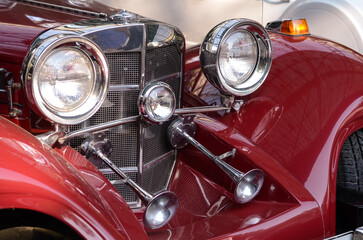 Obraz na płótnie Canvas red retro car. front view.