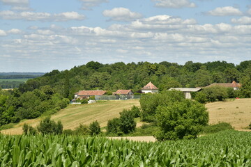 Fototapeta na wymiar L'un des hameaux niché sur une colline boisée dominant le bourg de Champagne au Périgord Vert 