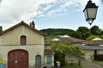 Une grange et la mairie au bourg de Champagne au Périgord Vert 