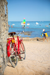 Fototapeta premium Vieux vélo rouge sur la plage en Bretagne.