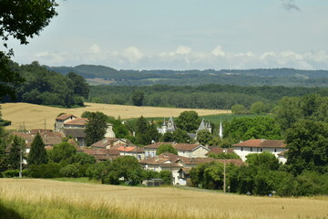 Le bourg de Champagne nich&eacute; dans un cadre champ&ecirc;tre entre champs et bois au P&eacute;rigord Vert