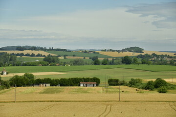 Fototapeta na wymiar Le paysage rural en été sous un ciel gris près du bourg de Champagne au Périgord Vert 
