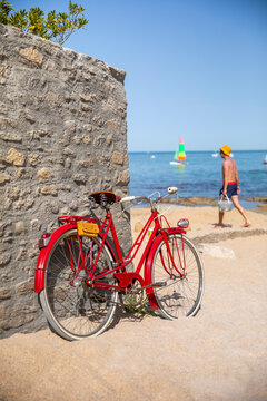 Vieux vélo rouge sur les plages de France en été.