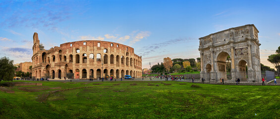 Panorama vom Kolosseum auf dem Konstantinbogen in Rom, Italien