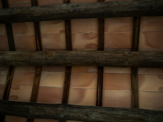Fototapeta na wymiar imagen detalle textura techo de baldosas con las vigas de madera