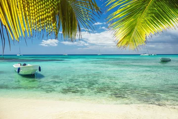 Photo sur Aluminium Bora Bora, Polynésie française Beautiful caribbean sea and boat on the shore of exotic tropical island, panoramic view from the beach