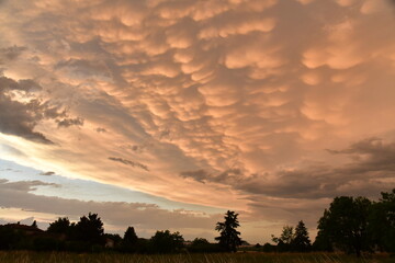 Obraz premium Mammatus à l'arrière d'un nuage d'orage après un passage de front froid au soir au bourg de Champagne au Périgord Vert 