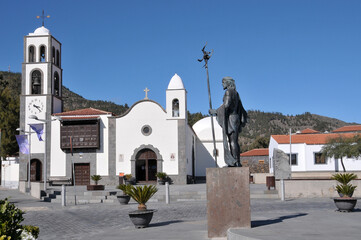 Plaza pública de Santiago del Teide e iglesia de San Fernando Rey  en la isla de Tenerife, Canarias