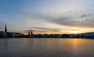 Fototapeta na wymiar Panoramablick bei der Binnenalster in Hamburg zur goldenen Stunde, horizontal