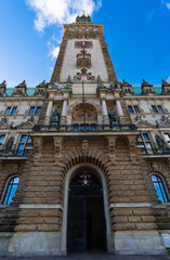 Fototapeta na wymiar Blick am Eingang des Hamburger Rathauses nach oben zum Turm hoch, vertikal 