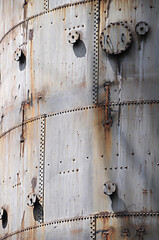 Alter industrieller rostiger Metallbehälter