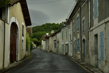 L'une des rues du bourg de Champagne sous un ciel d'orage au Périgord Vert 