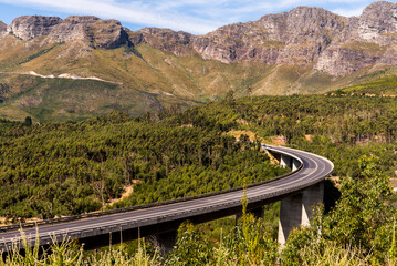 Paarl, Western Cape, South Africa. 2023. Hugos River viaduct on the  N1 higway Huguenot Plaza toll road - obrazy, fototapety, plakaty