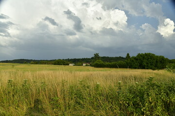 Nuage d'orage en formation sur un paysage rural près du bourg de Champagne au Périgord Vert 