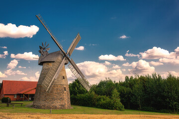 Fototapeta na wymiar Windmühle im Sommer