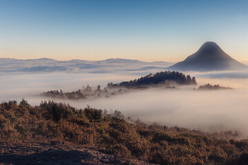 Hügellandschaft Highlands im Nebel