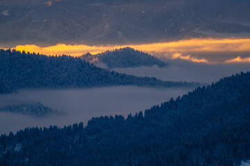 Fototapeta premium sunrise over the mountains