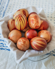 Una cesta fai da te di uova di Pasqua decorate, decorazioni pasquali in ambiente casalingo e...