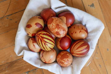 Una cesta fai da te di uova di Pasqua decorate, decorazioni pasquali in ambiente casalingo e...