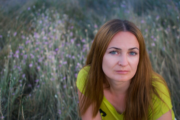 Naklejka premium a woman against a background of field flowers
