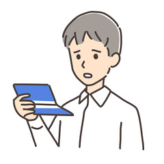 通帳を見る男性