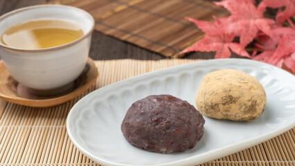 和菓子のおはぎ(あんこときな粉)と紅葉