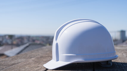 ヘルメットと街並み｜建設業・製造業イメージ