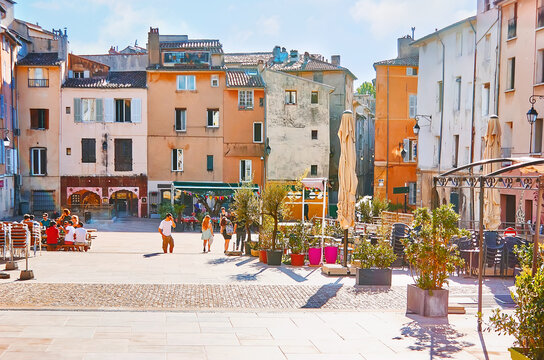 Fototapeta The Forum des Cardeurs Square with bars and restaurants, Aix-en-Provence, France
