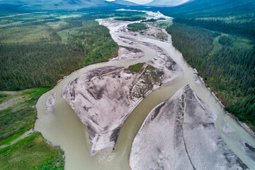 The breaded Dietrich River between the Coldfoot and the Deadhorse camp in Central Alaska 