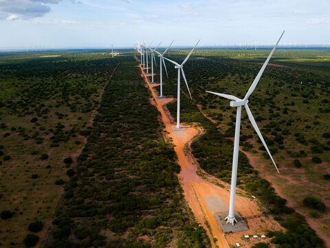 grande grupo de turbinas e&oacute;licas em parque e&oacute;lico em serra do mel, rio grande do norte, brasil