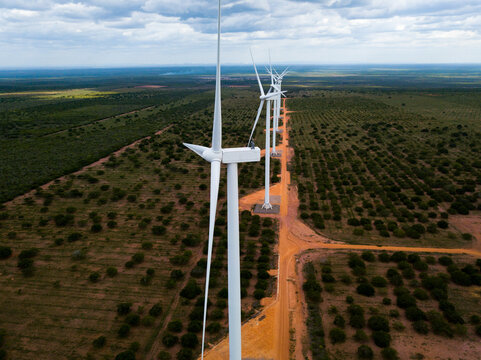 vista panor&acirc;mica de parque e&oacute;lico, com turbinas e&oacute;licas para gera&ccedil;&atilde;o de eletricidade