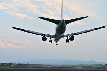 Naklejka premium Landing at Itami Airport in the evening