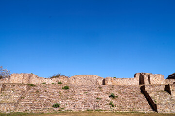 Ruinas de Monte Albán en Oaxaca, hermosos paisajes en la cima de una montaña con arboles antiguos cielo azul y caminos polvorientos