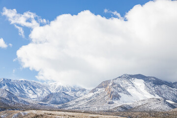 Obraz premium Snow covered mountains at Spring Mountain National Recreation Area, Nevada