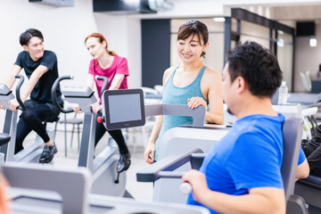 Obraz premium ジムでパーソナルトレーニングを受ける中年男性